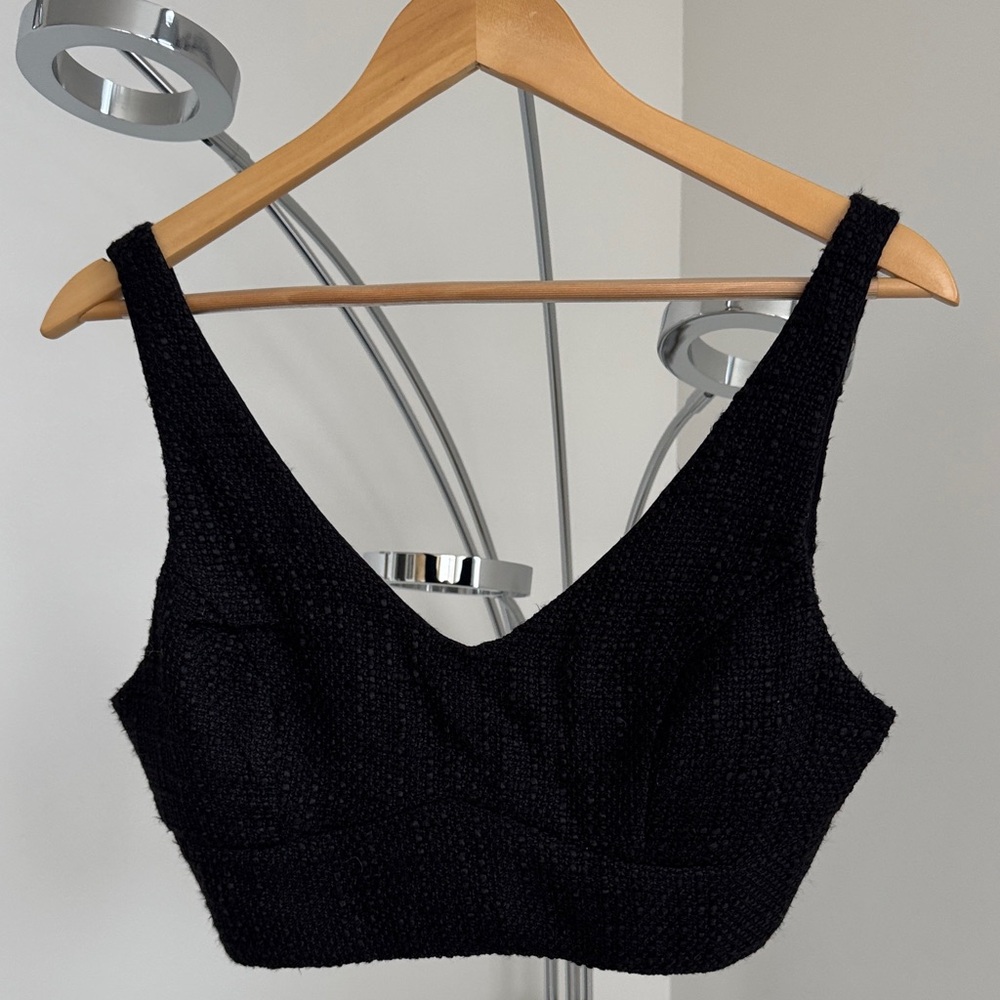 Lulu's Black V-Neck Knit Crop Tank